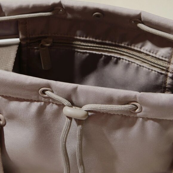 Beyond Yoga Convertible Gym Bag Backpack Sealed Tote with Pockets - NWT - Picture 4 of 7